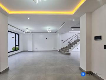 En venta casa de Lujo en Zarzas 2 cerca de la Laguna de la Daniel Alvarez y a pocos minutos del centro de Loja