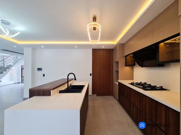 En venta casa de Lujo en Zarzas 2 cerca de la Laguna de la Daniel Alvarez y a pocos minutos del centro de Loja