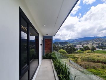 En venta casa de Lujo en Zarzas 2 cerca de la Laguna de la Daniel Alvarez y a pocos minutos del centro de Loja