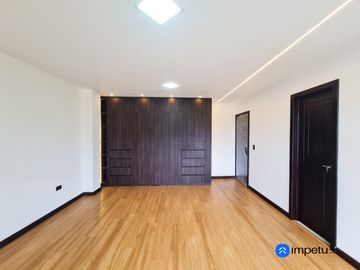 En venta casa de Lujo en Zarzas 2 cerca de la Laguna de la Daniel Alvarez y a pocos minutos del centro de Loja