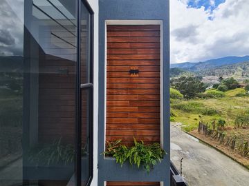 En venta casa de Lujo en Zarzas 2 cerca de la Laguna de la Daniel Alvarez y a pocos minutos del centro de Loja