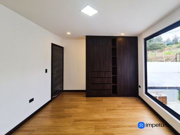 En venta casa de Lujo en Zarzas 2 cerca de la Laguna de la Daniel Alvarez y a pocos minutos del centro de Loja