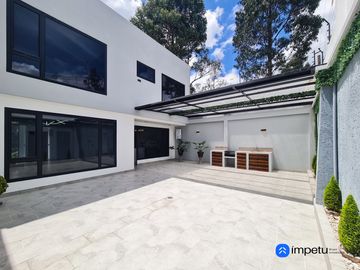 En venta casa de Lujo en Zarzas 2 cerca de la Laguna de la Daniel Alvarez y a pocos minutos del centro de Loja