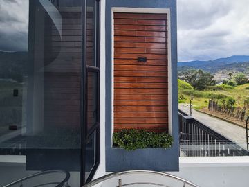 En venta casa de Lujo en Zarzas 2 cerca de la Laguna de la Daniel Alvarez y a pocos minutos del centro de Loja