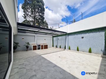 En venta casa de Lujo en Zarzas 2 cerca de la Laguna de la Daniel Alvarez y a pocos minutos del centro de Loja