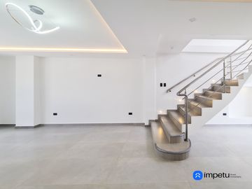 En venta casa de Lujo en Zarzas 2 cerca de la Laguna de la Daniel Alvarez y a pocos minutos del centro de Loja