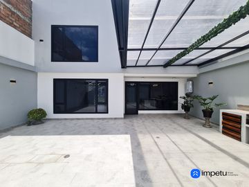 En venta casa de Lujo en Zarzas 2 cerca de la Laguna de la Daniel Alvarez y a pocos minutos del centro de Loja