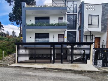 En venta casa de Lujo en Zarzas 2 cerca de la Laguna de la Daniel Alvarez y a pocos minutos del centro de Loja