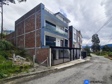 En venta casa de Lujo en Zarzas 2 cerca de la Laguna de la Daniel Alvarez y a pocos minutos del centro de Loja