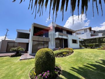 Casa de Venta en Quito, Sector de Cumbayá en MIRAVALLE 2, 4 dormitorios, 3 parqueaderos. Construcción 485m2, Terreno 783m2. Pecio: $550.000 dólares