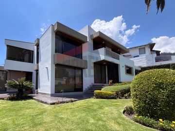 Casa de Venta en Quito, Sector de Cumbayá en MIRAVALLE 2, 4 dormitorios, 3 parqueaderos. Construcción 485m2, Terreno 783m2. Pecio: $550.000 dólares