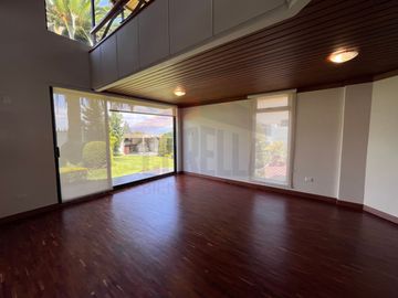 Casa de Venta en Quito, Sector de Cumbayá en MIRAVALLE 2, 4 dormitorios, 3 parqueaderos. Construcción 485m2, Terreno 783m2. Pecio: $550.000 dólares