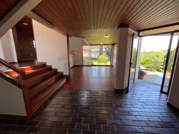 Casa de Venta en Quito, Sector de Cumbayá en MIRAVALLE 2, 4 dormitorios, 3 parqueaderos. Construcción 485m2, Terreno 783m2. Pecio: $550.000 dólares