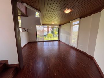 Casa de Venta en Quito, Sector de Cumbayá en MIRAVALLE 2, 4 dormitorios, 3 parqueaderos. Construcción 485m2, Terreno 783m2. Pecio: $550.000 dólares