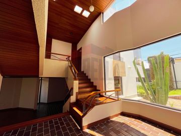 Casa de Venta en Quito, Sector de Cumbayá en MIRAVALLE 2, 4 dormitorios, 3 parqueaderos. Construcción 485m2, Terreno 783m2. Pecio: $550.000 dólares