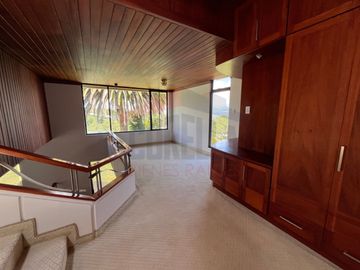 Casa de Venta en Quito, Sector de Cumbayá en MIRAVALLE 2, 4 dormitorios, 3 parqueaderos. Construcción 485m2, Terreno 783m2. Pecio: $550.000 dólares