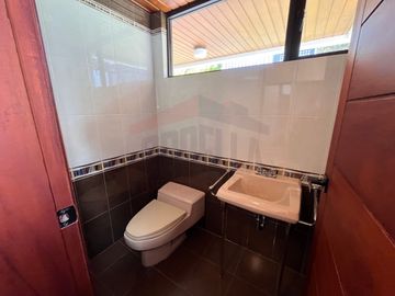 Casa de Venta en Quito, Sector de Cumbayá en MIRAVALLE 2, 4 dormitorios, 3 parqueaderos. Construcción 485m2, Terreno 783m2. Pecio: $550.000 dólares