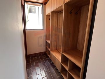 Casa de Venta en Quito, Sector de Cumbayá en MIRAVALLE 2, 4 dormitorios, 3 parqueaderos. Construcción 485m2, Terreno 783m2. Pecio: $550.000 dólares