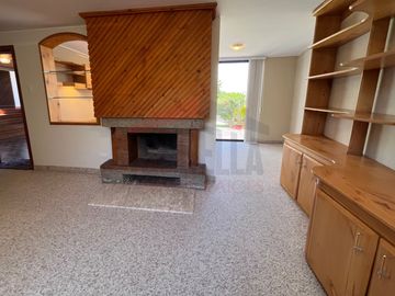 Casa de Venta en Quito, Sector de Cumbayá en MIRAVALLE 2, 4 dormitorios, 3 parqueaderos. Construcción 485m2, Terreno 783m2. Pecio: $550.000 dólares