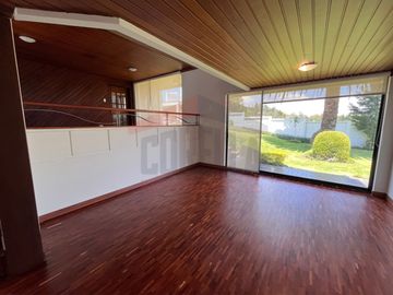 Casa de Venta en Quito, Sector de Cumbayá en MIRAVALLE 2, 4 dormitorios, 3 parqueaderos. Construcción 485m2, Terreno 783m2. Pecio: $550.000 dólares