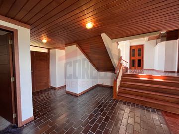 Casa de Venta en Quito, Sector de Cumbayá en MIRAVALLE 2, 4 dormitorios, 3 parqueaderos. Construcción 485m2, Terreno 783m2. Pecio: $550.000 dólares