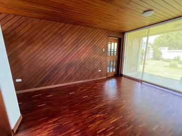 Casa de Venta en Quito, Sector de Cumbayá en MIRAVALLE 2, 4 dormitorios, 3 parqueaderos. Construcción 485m2, Terreno 783m2. Pecio: $550.000 dólares