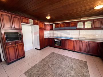 Casa de Venta en Quito, Sector de Cumbayá en MIRAVALLE 2, 4 dormitorios, 3 parqueaderos. Construcción 485m2, Terreno 783m2. Pecio: $550.000 dólares