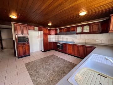 Casa de Venta en Quito, Sector de Cumbayá en MIRAVALLE 2, 4 dormitorios, 3 parqueaderos. Construcción 485m2, Terreno 783m2. Pecio: $550.000 dólares