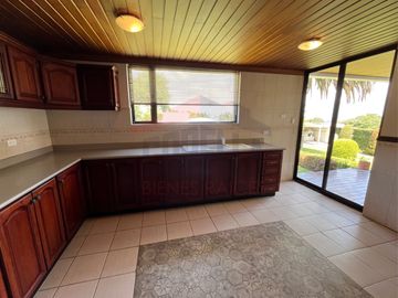 Casa de Venta en Quito, Sector de Cumbayá en MIRAVALLE 2, 4 dormitorios, 3 parqueaderos. Construcción 485m2, Terreno 783m2. Pecio: $550.000 dólares