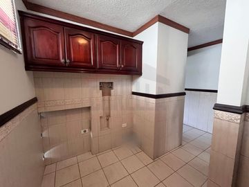 Casa de Venta en Quito, Sector de Cumbayá en MIRAVALLE 2, 4 dormitorios, 3 parqueaderos. Construcción 485m2, Terreno 783m2. Pecio: $550.000 dólares