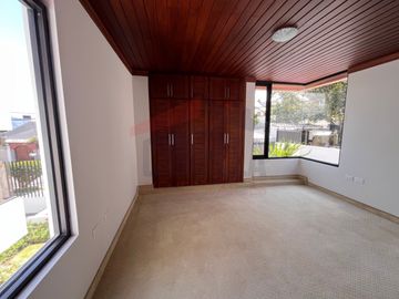 Casa de Venta en Quito, Sector de Cumbayá en MIRAVALLE 2, 4 dormitorios, 3 parqueaderos. Construcción 485m2, Terreno 783m2. Pecio: $550.000 dólares