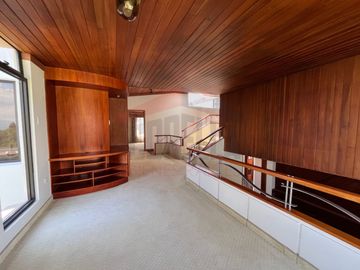 Casa de Venta en Quito, Sector de Cumbayá en MIRAVALLE 2, 4 dormitorios, 3 parqueaderos. Construcción 485m2, Terreno 783m2. Pecio: $550.000 dólares