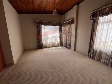 Casa de Venta en Quito, Sector de Cumbayá en MIRAVALLE 2, 4 dormitorios, 3 parqueaderos. Construcción 485m2, Terreno 783m2. Pecio: $550.000 dólares