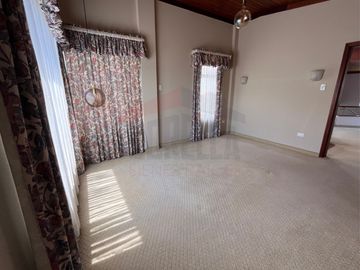 Casa de Venta en Quito, Sector de Cumbayá en MIRAVALLE 2, 4 dormitorios, 3 parqueaderos. Construcción 485m2, Terreno 783m2. Pecio: $550.000 dólares