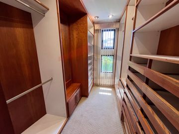 Casa de Venta en Quito, Sector de Cumbayá en MIRAVALLE 2, 4 dormitorios, 3 parqueaderos. Construcción 485m2, Terreno 783m2. Pecio: $550.000 dólares