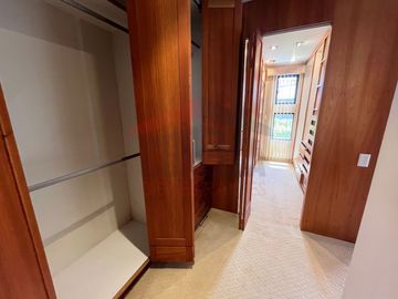 Casa de Venta en Quito, Sector de Cumbayá en MIRAVALLE 2, 4 dormitorios, 3 parqueaderos. Construcción 485m2, Terreno 783m2. Pecio: $550.000 dólares