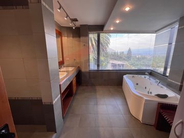 Casa de Venta en Quito, Sector de Cumbayá en MIRAVALLE 2, 4 dormitorios, 3 parqueaderos. Construcción 485m2, Terreno 783m2. Pecio: $550.000 dólares