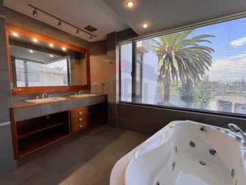 Casa de Venta en Quito, Sector de Cumbayá en MIRAVALLE 2, 4 dormitorios, 3 parqueaderos. Construcción 485m2, Terreno 783m2. Pecio: $550.000 dólares