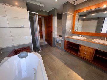 Casa de Venta en Quito, Sector de Cumbayá en MIRAVALLE 2, 4 dormitorios, 3 parqueaderos. Construcción 485m2, Terreno 783m2. Pecio: $550.000 dólares