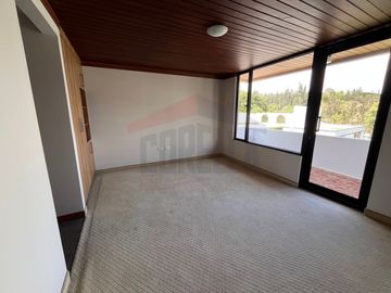 Casa de Venta en Quito, Sector de Cumbayá en MIRAVALLE 2, 4 dormitorios, 3 parqueaderos. Construcción 485m2, Terreno 783m2. Pecio: $550.000 dólares