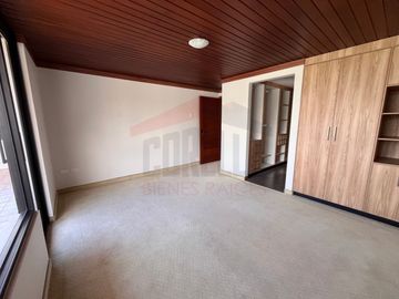 Casa de Venta en Quito, Sector de Cumbayá en MIRAVALLE 2, 4 dormitorios, 3 parqueaderos. Construcción 485m2, Terreno 783m2. Pecio: $550.000 dólares