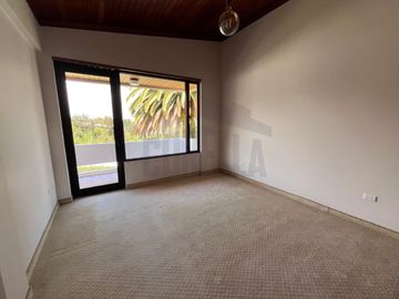 Casa de Venta en Quito, Sector de Cumbayá en MIRAVALLE 2, 4 dormitorios, 3 parqueaderos. Construcción 485m2, Terreno 783m2. Pecio: $550.000 dólares