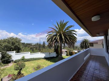 Casa de Venta en Quito, Sector de Cumbayá en MIRAVALLE 2, 4 dormitorios, 3 parqueaderos. Construcción 485m2, Terreno 783m2. Pecio: $550.000 dólares