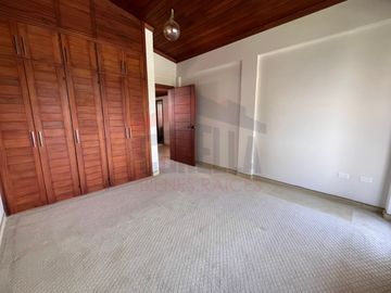 Casa de Venta en Quito, Sector de Cumbayá en MIRAVALLE 2, 4 dormitorios, 3 parqueaderos. Construcción 485m2, Terreno 783m2. Pecio: $550.000 dólares