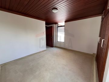 Casa de Venta en Quito, Sector de Cumbayá en MIRAVALLE 2, 4 dormitorios, 3 parqueaderos. Construcción 485m2, Terreno 783m2. Pecio: $550.000 dólares