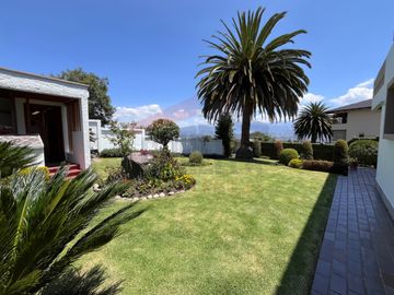 Casa de Venta en Quito, Sector de Cumbayá en MIRAVALLE 2, 4 dormitorios, 3 parqueaderos. Construcción 485m2, Terreno 783m2. Pecio: $550.000 dólares