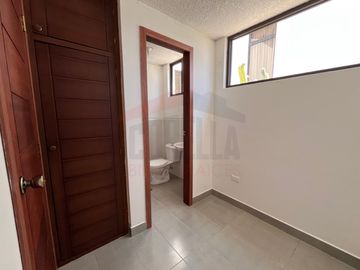 Casa de Venta en Quito, Sector de Cumbayá en MIRAVALLE 2, 4 dormitorios, 3 parqueaderos. Construcción 485m2, Terreno 783m2. Pecio: $550.000 dólares