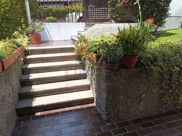 Casa de Venta en Quito, Sector de Cumbayá en MIRAVALLE 2, 4 dormitorios, 3 parqueaderos. Construcción 485m2, Terreno 783m2. Pecio: $550.000 dólares