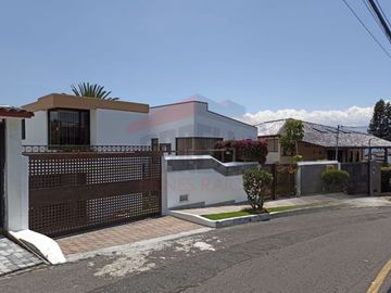 Casa de Venta en Quito, Sector de Cumbayá en MIRAVALLE 2, 4 dormitorios, 3 parqueaderos. Construcción 485m2, Terreno 783m2. Pecio: $550.000 dólares
