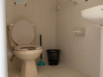 CASA SOLA EN VENTA, AL NORTE DE CUERNAVACA MOR. EN UN NIVEL, CON ALBERCA Y JARDIN
